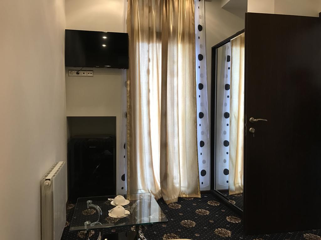 Du Vin Rouge Tbilisi Hotel ภายนอก รูปภาพ
